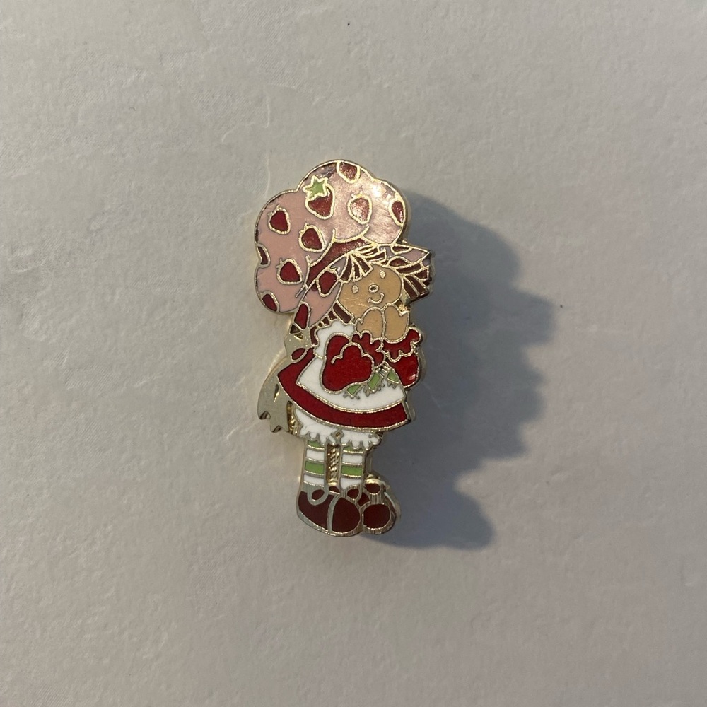 Vintage 1980 Strawberry Shortcake Pin - Picture 2 of 6